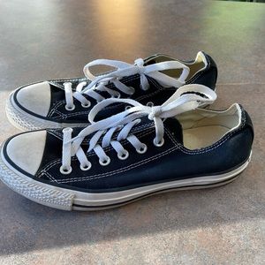 Black flat converse men’s 5.5 or women’s 7.5